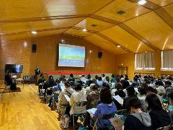 修学旅行説明会の様子(旅行会社からの説明)
