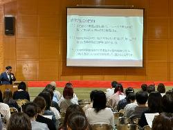 修学旅行説明会の様子(教員からの説明)
