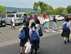 民家さんとの別れを惜しむ生徒達