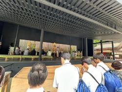 太宰府天満宮で合格祈願をする生徒達