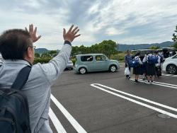 民家へ向かう生徒達