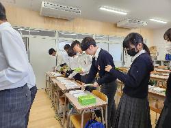 修学旅行に向けた取組(しおりの製本)