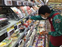 トライやるの様子(関西スーパー鴻池店)