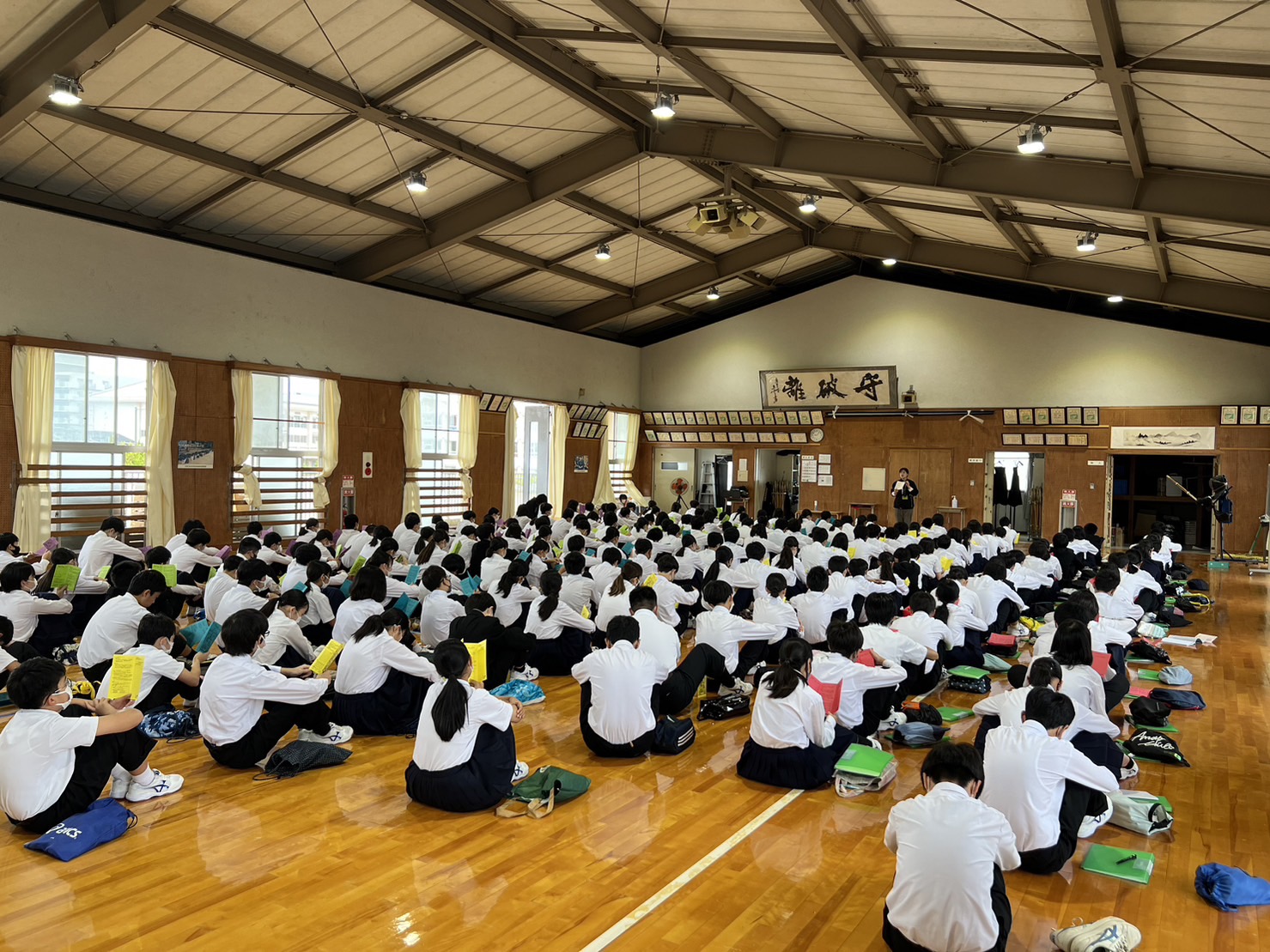 しおり読み合わせの様子