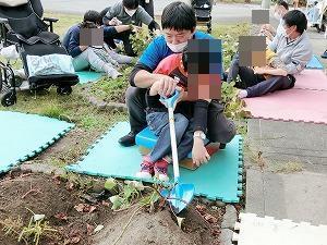 スコップで掘る様子