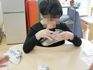袋詰めする生徒