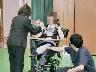 修了証を受け取る生徒