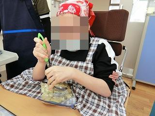 さつまいもを潰しているところ