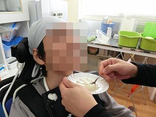 一口食べてにっこり笑顔