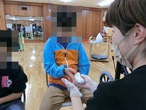 焼き芋を触る様子