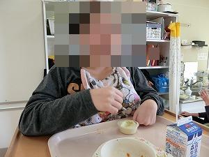 焼き芋プリンを食べているところ