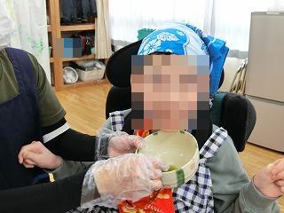 抹茶を飲んで笑顔を見せる生徒