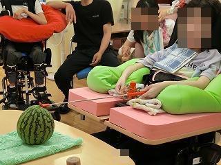 スイカ割りをする様子