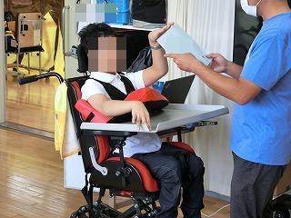 通知表を受け取る様子