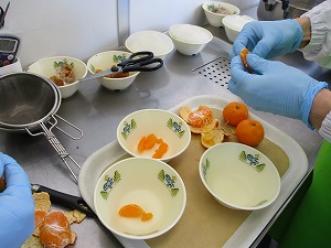 みかんの皮をむいているところ