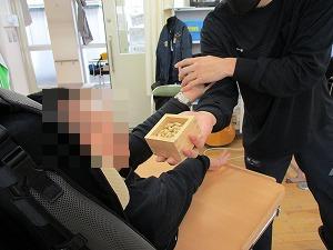 豆まきの福豆を見る姿