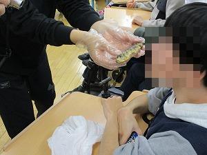 焼いたいわしの匂いを嗅ぐ姿