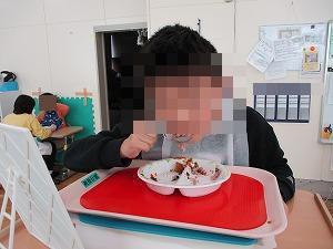 給食を食べている児童
