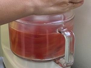 トマトをフードプロセッサーにかけている写真