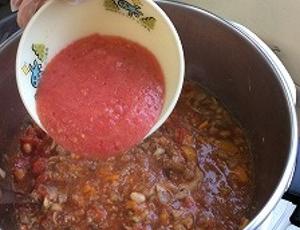 鍋にトマトを入れているところ