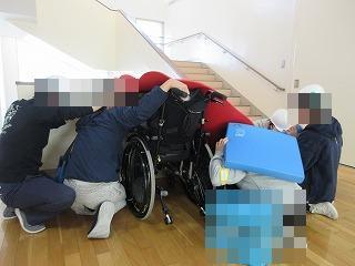 障害物の少ない廊下に避難しました。