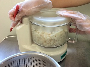 かまぼこをフードプロセッサーにかけます