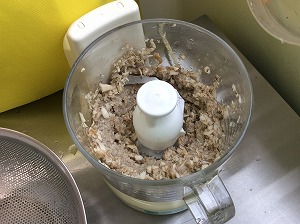 舞茸をフードプロセッサーにかける