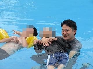 友達と一緒に背浮き