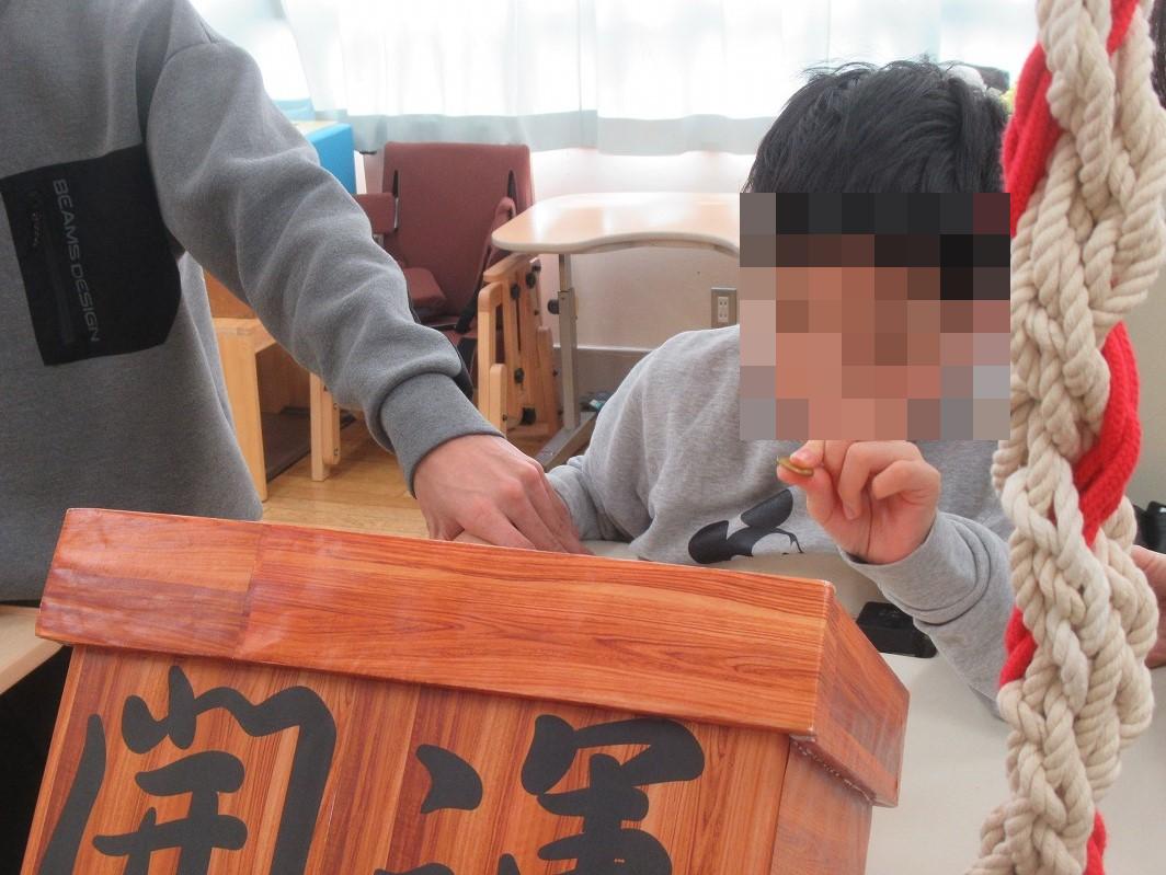 お賽銭箱にお金を入れる。