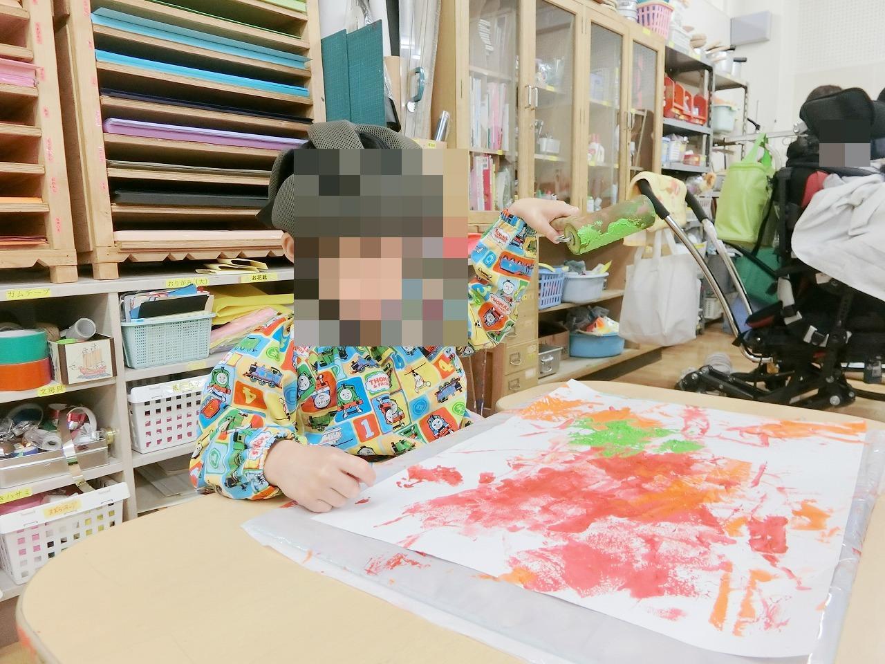 ローラーで虹を描く