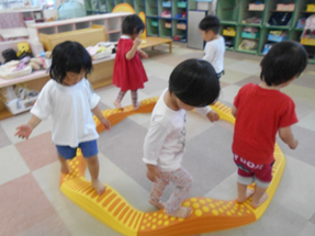 みつばち組がでこぼこ道で歩いている様子