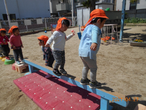 とんぼ組が一本橋を渡っている様子