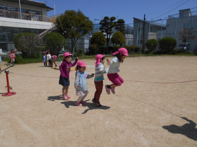 せみ組が縄跳びをしている様子