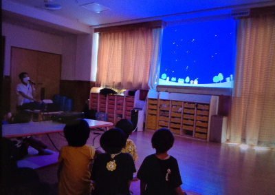 星を見る子ども