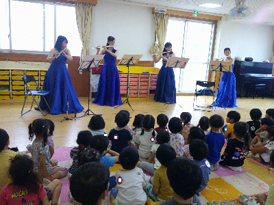 演奏を聴く子ども達