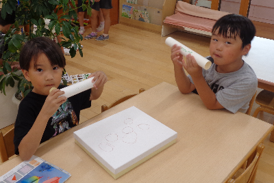フルートを作っている子ども