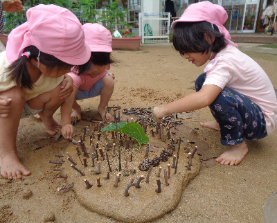 飾り付ける子ども