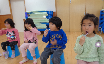 歯磨きをする子ども