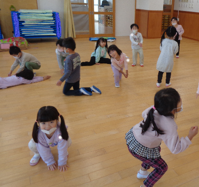 表現あそびをする子ども