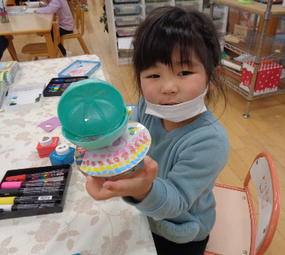 製作する子ども(貝)
