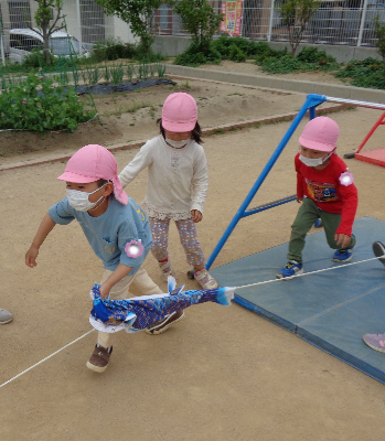 こいのぼりをひっぱる子ども