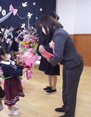 担任に花束を渡す子ども達