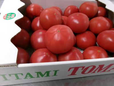 トマトが箱に入っている。