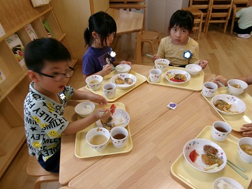 こどもがトマトを食べている2