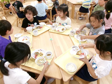 こどもがトマトを食べている3