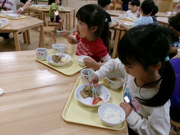 こどもがトマトを食べている4