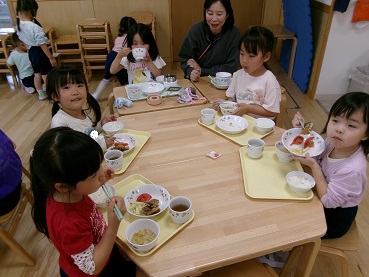 こどもがトマトを食べている5