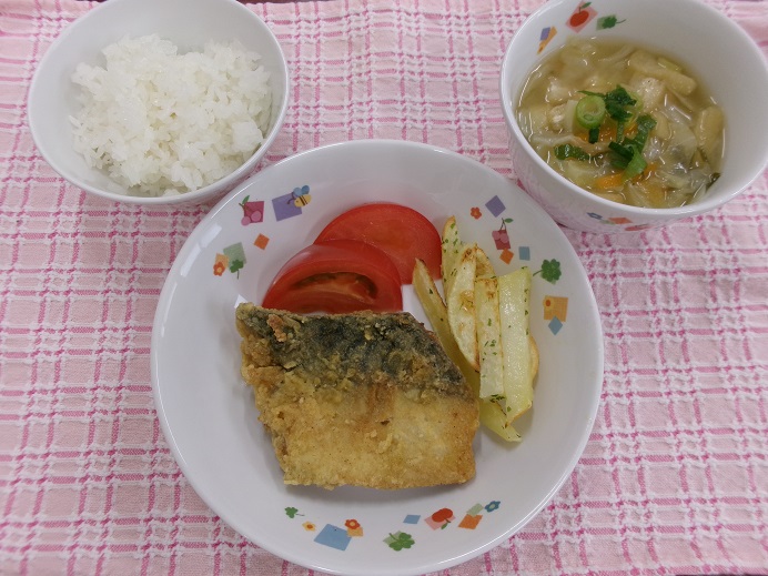 今日の給食、さばの竜田揚げカレー風味・グリルポテト・トマト・キャベツのみそ汁