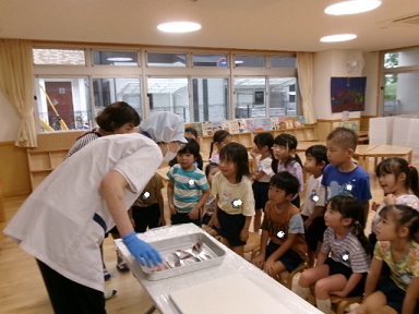 こども達が話を聞いている様子4