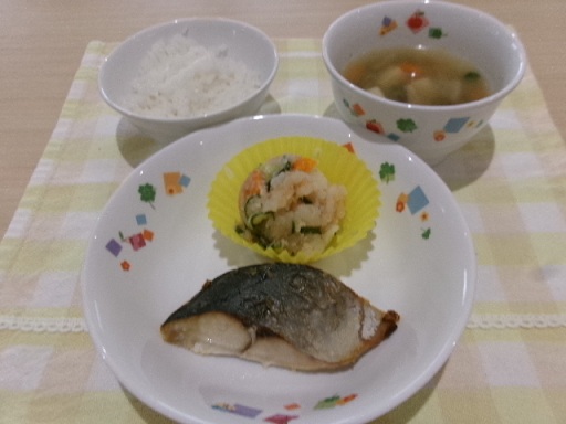 今日の給食の白ご飯・あじの塩焼き・和風ポテトサラダ・けんちん汁がお皿に盛りつけられている
